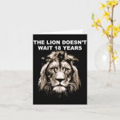 The Lion Doesn't Wait 18 Years Funny  Karte (Gelbe Blume)