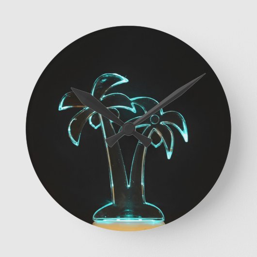 The Look of Neon Lit Up Tropical Palm Trees Runde Wanduhr (Vorderseite)