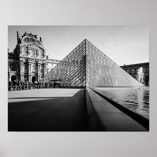 The Louvre in BW Poster (Vorne)