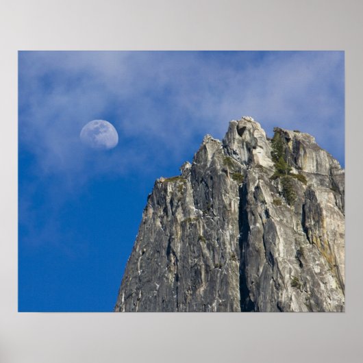 The moon rises and shines through the clouds poster (Vorne)