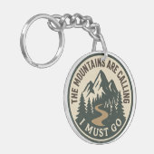 The Mountains Are Calling – Adventure Hiking Badge Schlüsselanhänger (Vorderseite links)