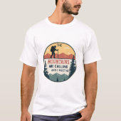 The Mountains Are Calling And I Must Go | Retro T-Shirt (Vorderseite)