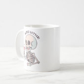 The "NEVER BETTER" Sarcastic Skeleton Mug Kaffeetasse (Vorderseite Links)