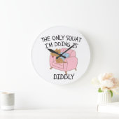 The Only Squat I'M Doing Is Diddly Große Wanduhr (Zuhause)