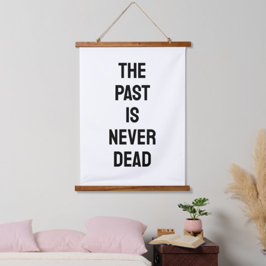 The Past is Never Dead Quote Wandteppich Mit Holzrahmen (Schlafzimmer)