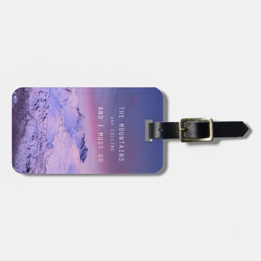 The pflügt mountains calling, and i must go. John Gepäckanhänger (Vorderseite horizontal)