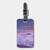 The pflügt mountains calling, and i must go. John Gepäckanhänger (Vorderseite vertikal)