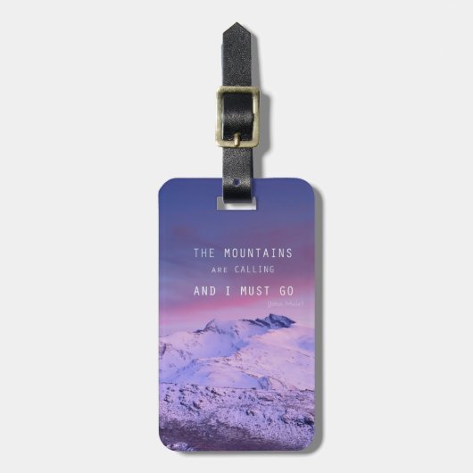 The pflügt mountains calling, and i must go. John Gepäckanhänger (Vorderseite vertikal)