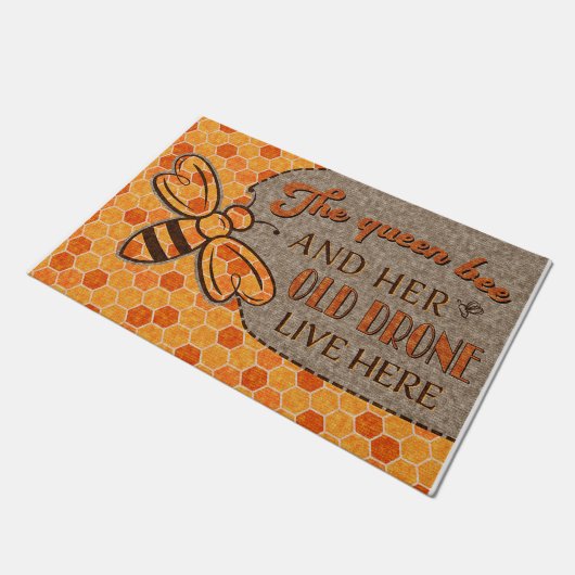 The Queen Bee And Her Old Drone Live Here Fußmatte (Schrägansicht)