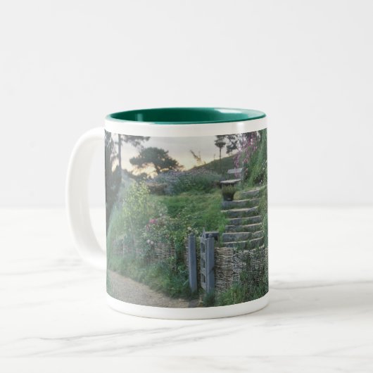 THE SHIRE™ ZWEIFARBIGE TASSE (Vorderseite Links)