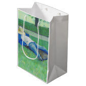 The Siesta (von Gustave Caillebotte) Mittlere Geschenktüte (Vorderseite Schrägansicht)