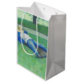 The Siesta (von Gustave Caillebotte) Mittlere Geschenktüte (Rückseite Schrägansicht)