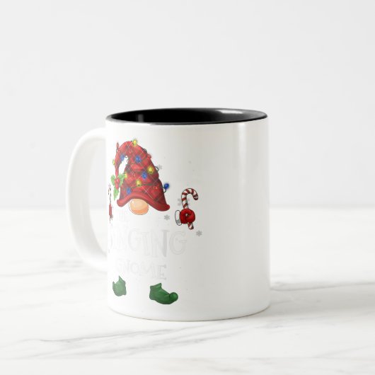 The Singing Gnome Buffalo Plaid Christmas Tree Lig Zweifarbige Tasse (Vorderseite Links)