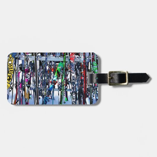 The Ski Party - Skis and Poles Gepäckanhänger (Vorderseite horizontal)
