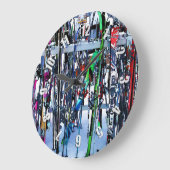 The Ski Party - Skis and Poles Große Wanduhr (Winkel)