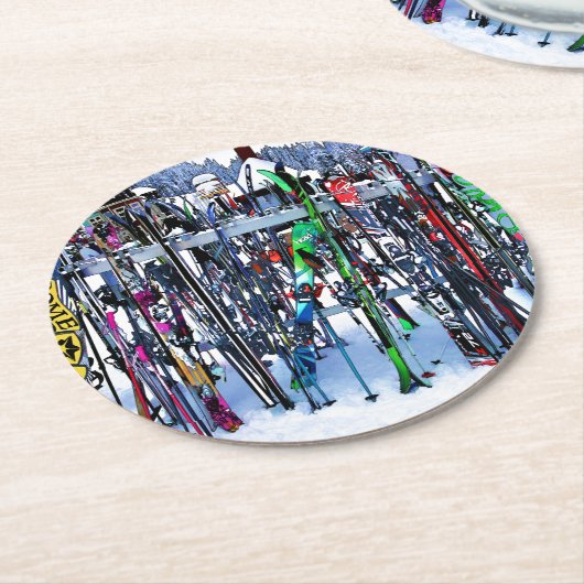 The Ski Party - Skis and Poles Runder Pappuntersetzer (Angewinkelt)