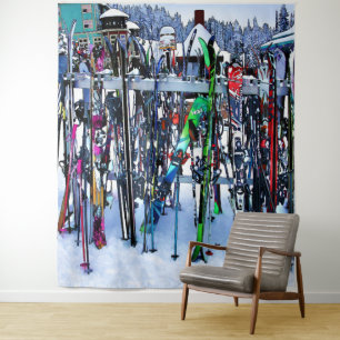 The Ski Party - Skis and Poles Wandteppich