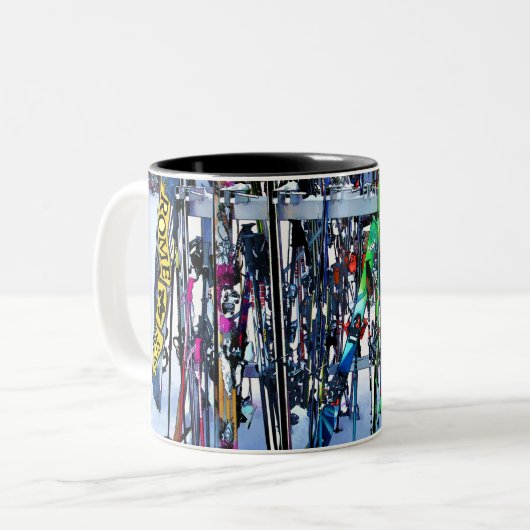 The Ski Party - Skis and Poles Zweifarbige Tasse (Vorderseite Links)