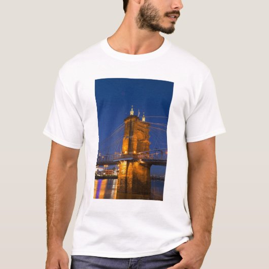 The skyline of Cincinnati, Ohio, USA at dusk T-Shirt (Vorderseite)