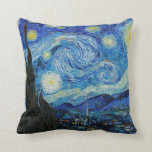 The Starry Night (1889) von Vincent Van Gogh Pillo Kissen<br><div class="desc">Die Starry Night ist ein Ölgemälde des niederländischen postimpressionistischen Malers Vincent van Gogh, der in der Leinwand eine Oase der Ruhe sucht. Es wurde im Juni 1889 erbaut und zeigt den Blick aus dem nach Osten gerichteten Fenster seines Asylzimmers in Saint-Rémy-de-Provence, kurz vor dem Sonnenaufgang, mit dem Zusatz eines imaginären...</div>