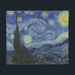 The Starry Night (Vincent van Gogh) (berühmte Kuns Fleecedecke<br><div class="desc">Dieses Design zeigt ein berühmtes Gemälde des niederländischen postimpressionistischen Malers Vincent van Gogh (1853-1890). Es zeigt den Blick aus dem nach Osten gerichteten Fenster seines Asylzimmers in Saint-Rémy-de-Provence, kurz vor dem Sonnenaufgang; van Gogh fügte der Szene auch ein imaginäres Dorf hinzu. "The Starry Night" ist eines der bekanntesten Gemälde in...</div>