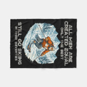 The Still Go Skiing In Their Seventies Funny Skier Fleecedecke (Vorderseite (Horizontal))