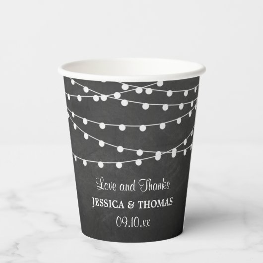 The String Lights On Chalkboard Wedding Collection Pappbecher (Rückseite)