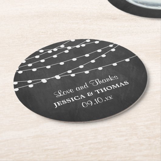 The String Lights On Chalkboard Wedding Collection Runder Pappuntersetzer (Angewinkelt)