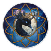 The Swan Who Guards the Moon.  Keramikknauf (Vorderseite)