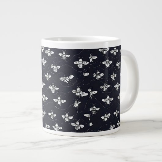 The Tiny Bee Trail Minimalist Mug Jumbo-Tasse (Vorderseite Rechts)