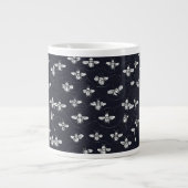 The Tiny Bee Trail Minimalist Mug Jumbo-Tasse (Vorderseite)