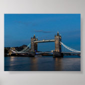 The tower bridge at blue hour poster (Vorne)
