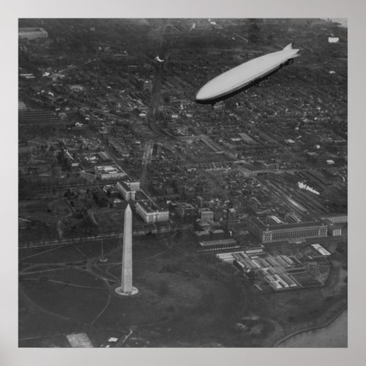 The US Airship 'USS Los Angeles' ZR3 flying over Poster (Vorne)
