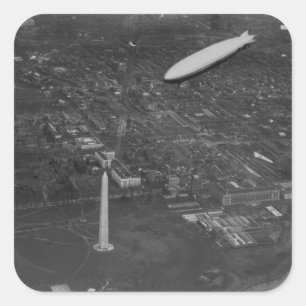 The US Airship 'USS Los Angeles' ZR3 flying over Quadratischer Aufkleber
