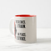 The Way of Karate - Brushstroke Power Zweifarbige Tasse (Vorderseite Links)