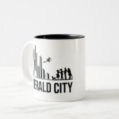 The Wizard of Oz Characters Emerald City Skyline Zweifarbige Tasse (Vorderseite Links)