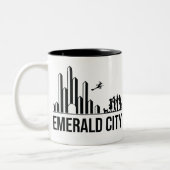 The Wizard of Oz Characters Emerald City Skyline Zweifarbige Tasse (Links)