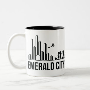 The Wizard of Oz Characters Emerald City Skyline Zweifarbige Tasse