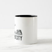 The Wizard of Oz Characters Emerald City Skyline Zweifarbige Tasse (Mittel)