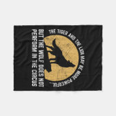 The Wolf Does Not Perform In The Circus Shirt - Wo Fleecedecke (Vorderseite (Horizontal))