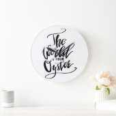 The World Is Your Oyster Große Wanduhr (Zuhause)