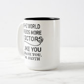 The World Needs More Doctors Like You, Custom Name Zweifarbige Tasse (Vorderseite Links)