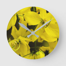 The yellow of laburnum flowers runde wanduhr