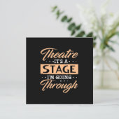 Theater ist es eine Bühne Schauspieler durch gehen Einladung (Stehend Vorderseite)
