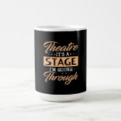 Theater ist es eine Bühne Schauspieler durch gehen Kaffeetasse (Mittel)