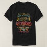 Thema des verheirateten Wedding Retro 70er Band Co T-Shirt<br><div class="desc">Feiern Sie Ihre Hochzeit mit diesen coolen T - Shirt, die Ihre eigene Band beinhalten. Diese einzigartigen Shirts, die wie ein Rock-/Konzertlogo aus dem 70er aussehen, sind mit einem Baum, Rose, Löwen, einer Krone, Fischen, Flügeln, Gitarren und einem Anker versehen. Alle Texte können durch die Vorlagen leicht verändert werden, mit...</div>