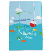 Thema Fischerei Kinderdusche für Fischer Mittlere Geschenktüte (Rückseite)