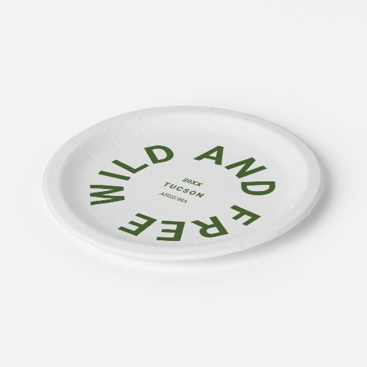 Thema "Grünes Camping im Wald" Pappteller (Schrägansicht)