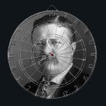Theodore Roosevelt Teddy Präsident Republikaner Dartscheibe<br><div class="desc">Der Junge, Theodore, war eine zerbrechliche Sache, die oft durch den keuchenden Griff des Asthmas auf sein Bett beschränkt war. Doch in seinem Herzen verbrannte ein feuriger Geist, eine Sehnsucht nach Abenteuer und ein Leben lebte voll und ganz. Sein Vater, ein weiser und geduldiger Mann, ermutigte den jungen Teddy, seine...</div>