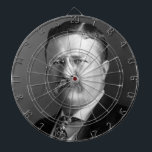 Theodore Roosevelt Teddy Präsident Republikaner Dartscheibe<br><div class="desc">Der Junge, Theodore, war eine zerbrechliche Sache, die oft durch den keuchenden Griff des Asthmas auf sein Bett beschränkt war. Doch in seinem Herzen verbrannte ein feuriger Geist, eine Sehnsucht nach Abenteuer und ein Leben lebte voll und ganz. Sein Vater, ein weiser und geduldiger Mann, ermutigte den jungen Teddy, seine...</div>